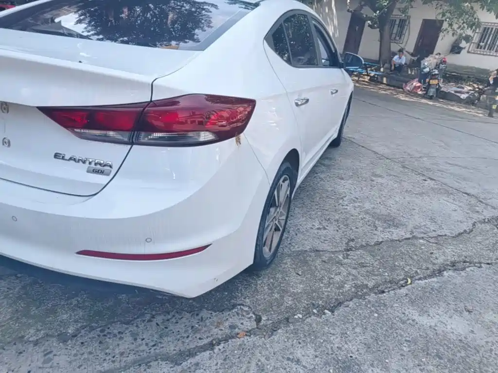 Hyundai Elantra 2018 — фото 8