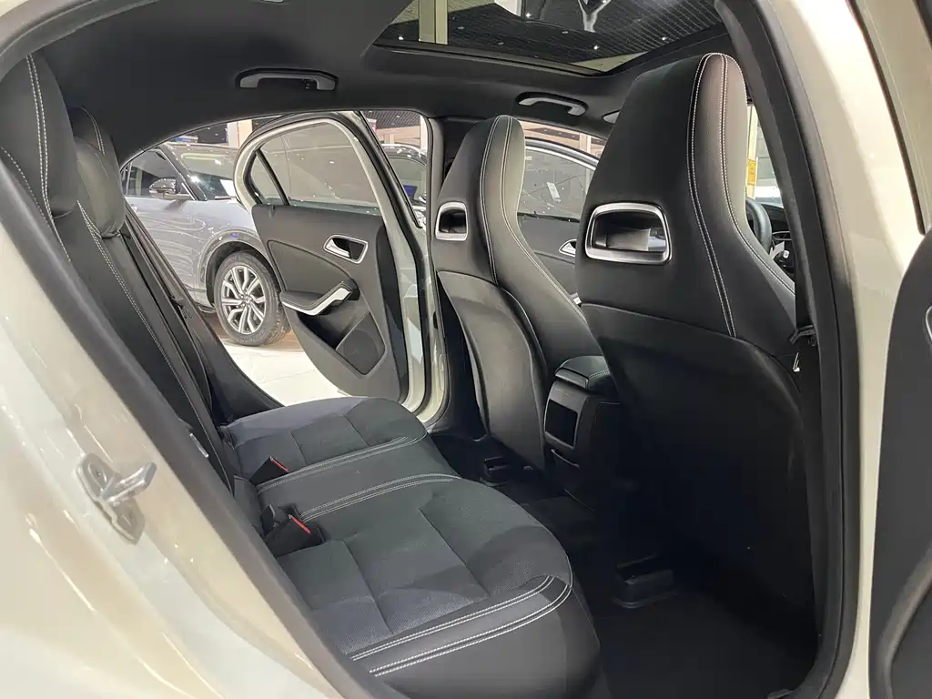 Mercedes-Benz A-Class 2016 — фото 10
