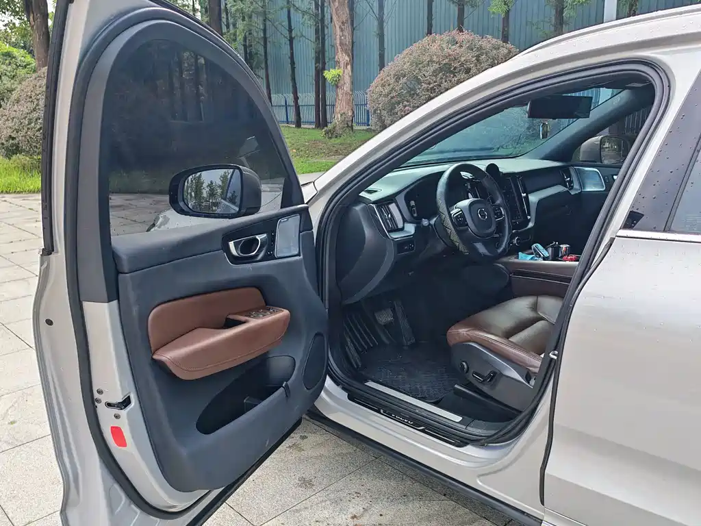 Volvo XC60 2023 — фото 13