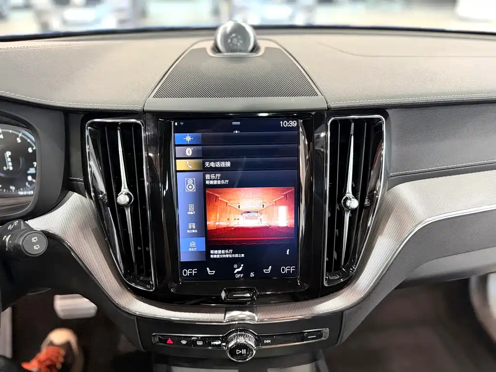 Volvo XC60 2018 — фото 17