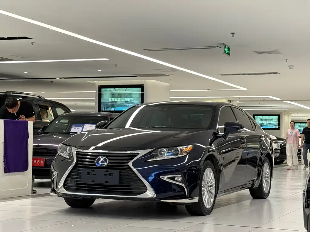 Lexus ES 2016 — фото 1