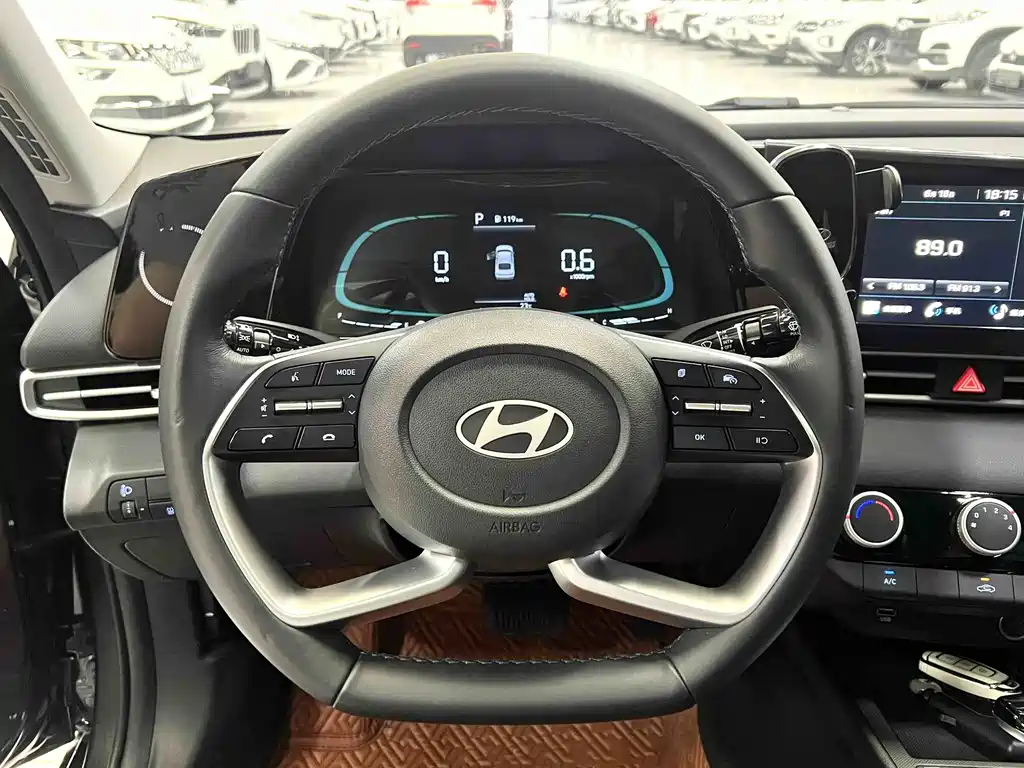 Hyundai Elantra 2023 — фото 8