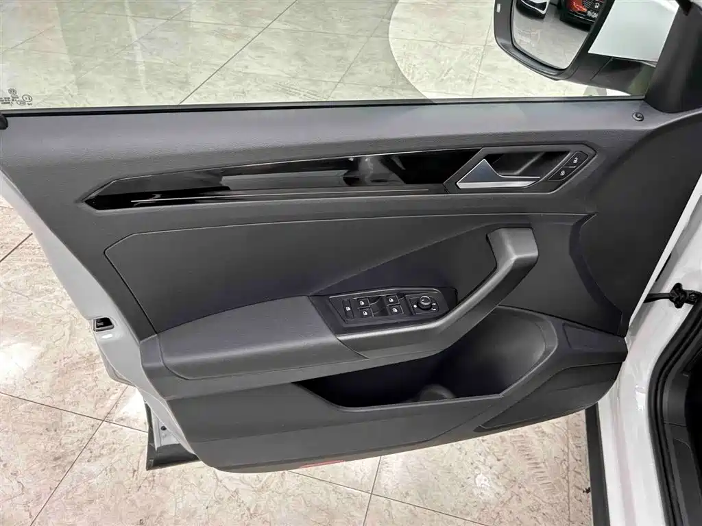 Volkswagen T-Roc 2023 — фото 10