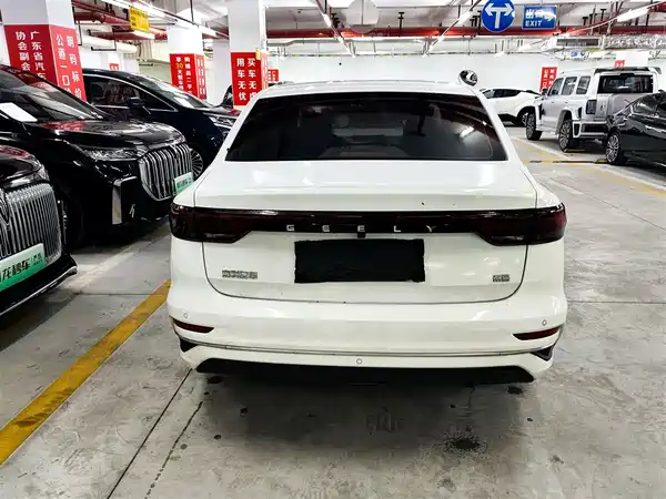 Geely Emgrand 2022