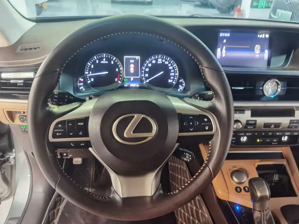 Lexus ES 2018 — фото 12