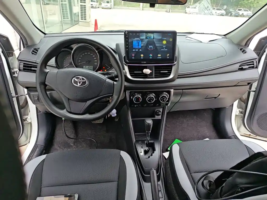 Toyota Yaris L 2020 — фото 10