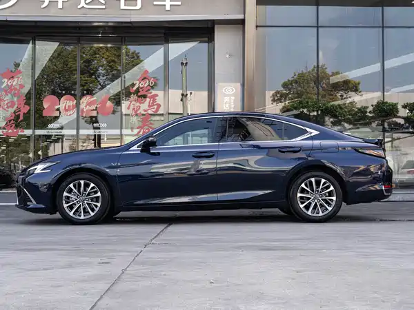 Lexus ES 2025