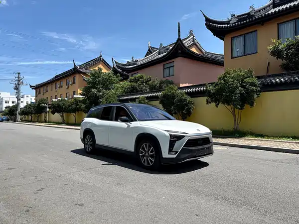 NIO ES8 2021