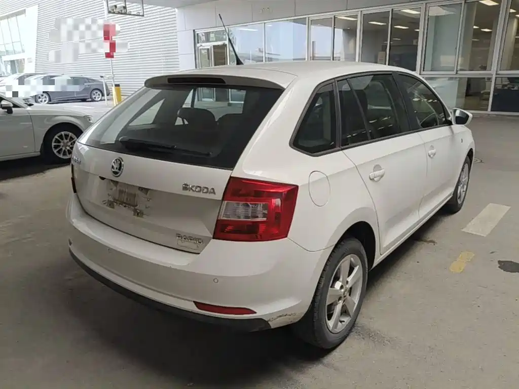 Skoda Rapid Spaceback 2015 — фото 12