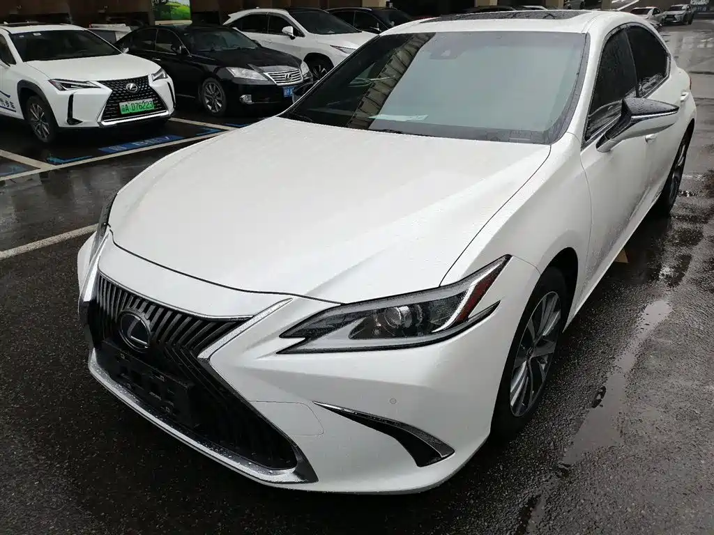 Lexus ES 2021 — фото 1