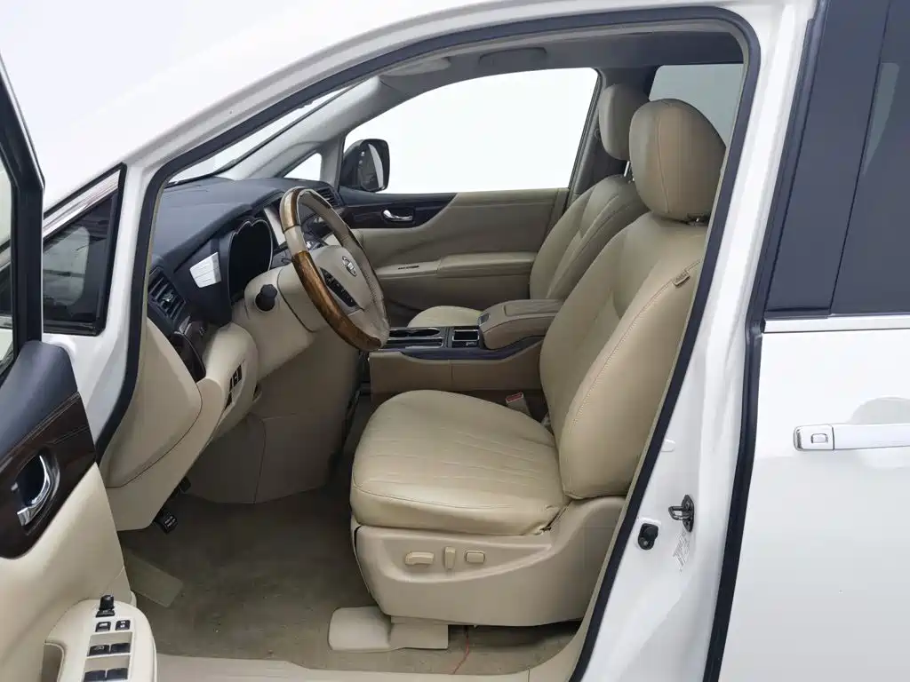 Nissan Quest 2017 — фото 10