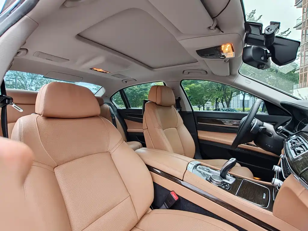 BMW 7 Series 2015 — фото 10