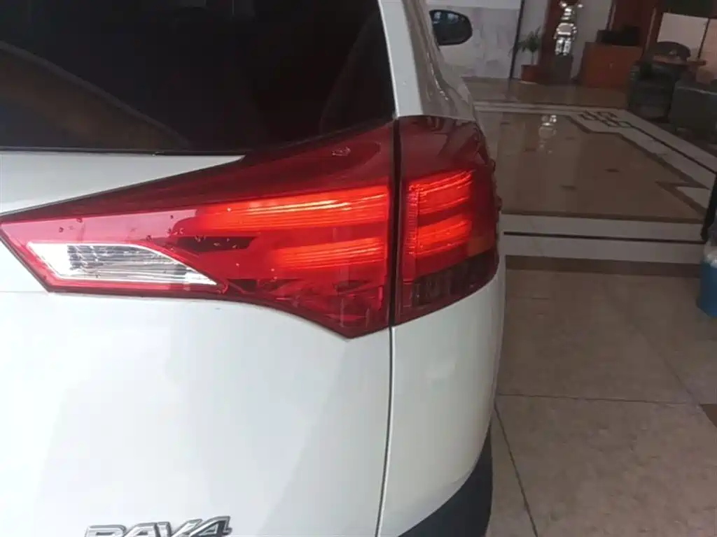 Toyota RAV4 2015 — фото 8