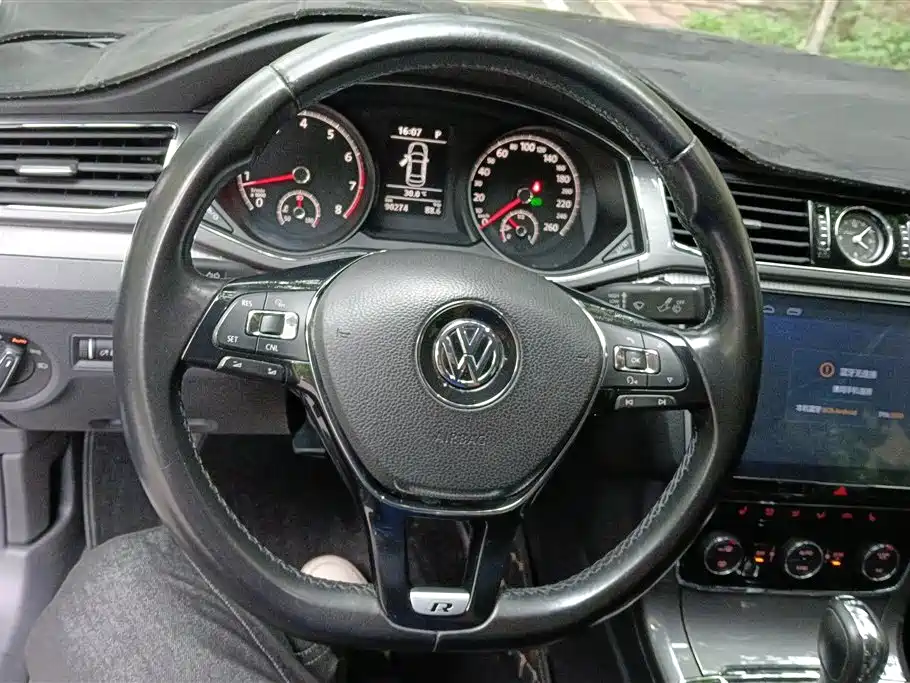 Volkswagen Passat 2018 — фото 15