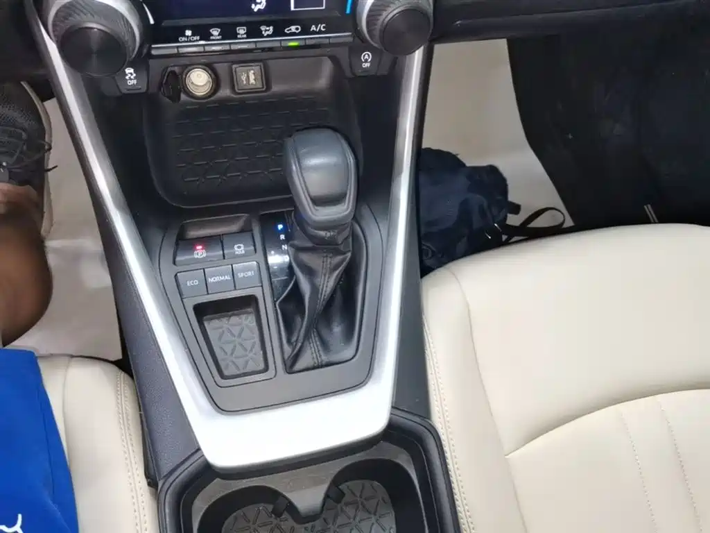Toyota RAV4 2023 — фото 14