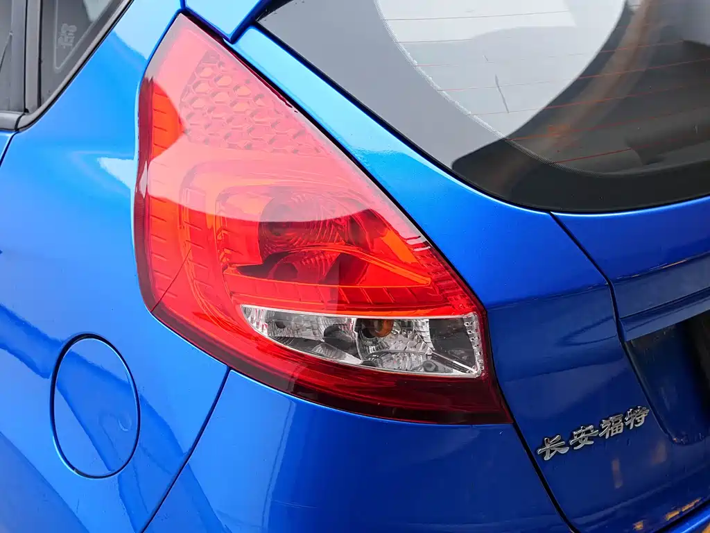 Ford Fiesta 2012 — фото 10