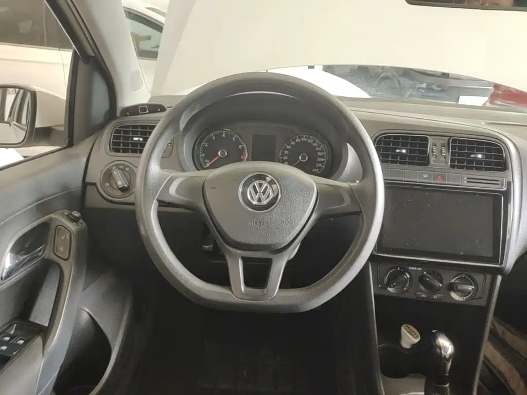 Volkswagen Polo 2016 — фото 11