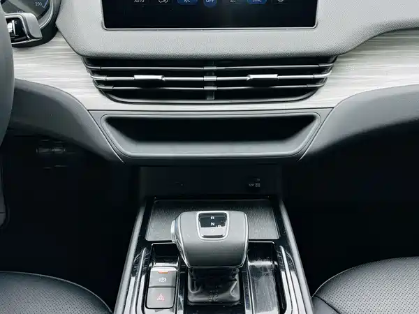 Hongqi E-QM5 2024