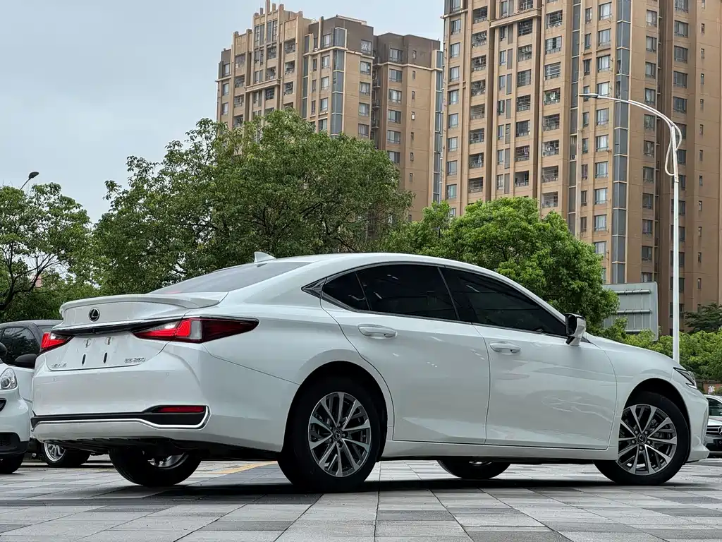 Lexus ES 2023