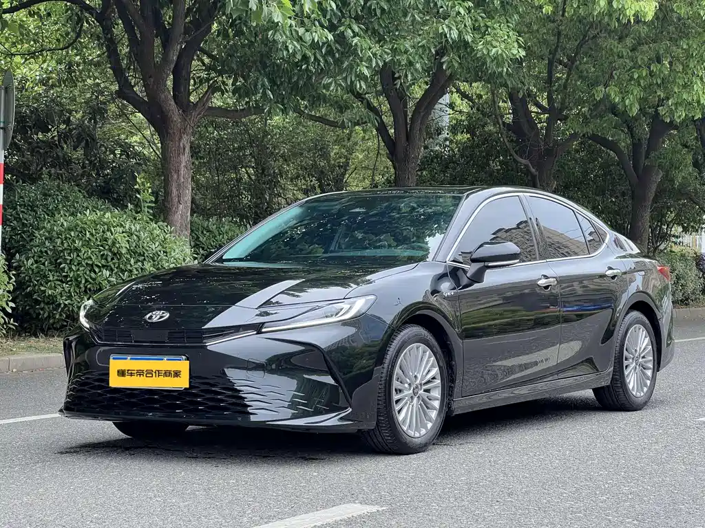 Toyota Camry 2025 — фото 1