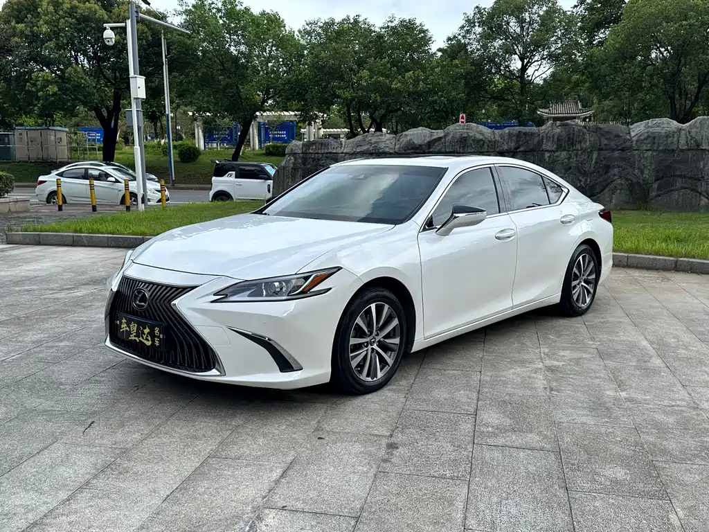 Lexus ES 2018 — фото 1