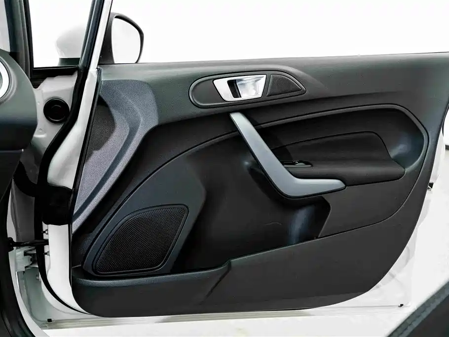 Ford Fiesta 2015 — фото 15