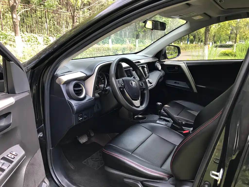 Toyota RAV4 2015 — фото 9