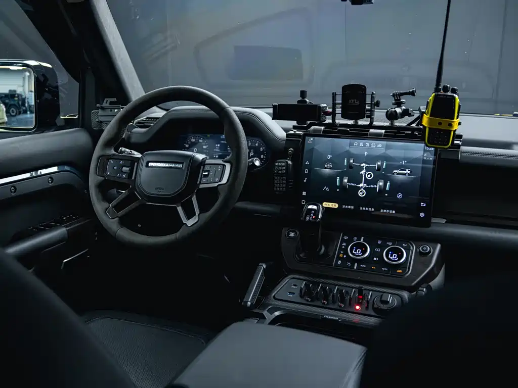 Land Rover Defender 2022 — фото 8