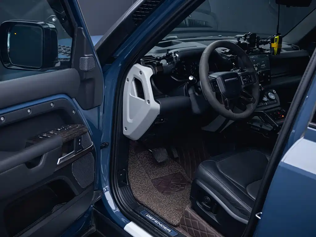Land Rover Defender 2022 — фото 27
