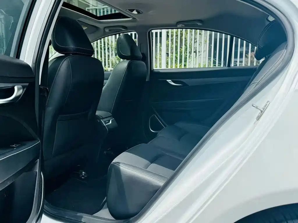 Geely Emgrand 2021