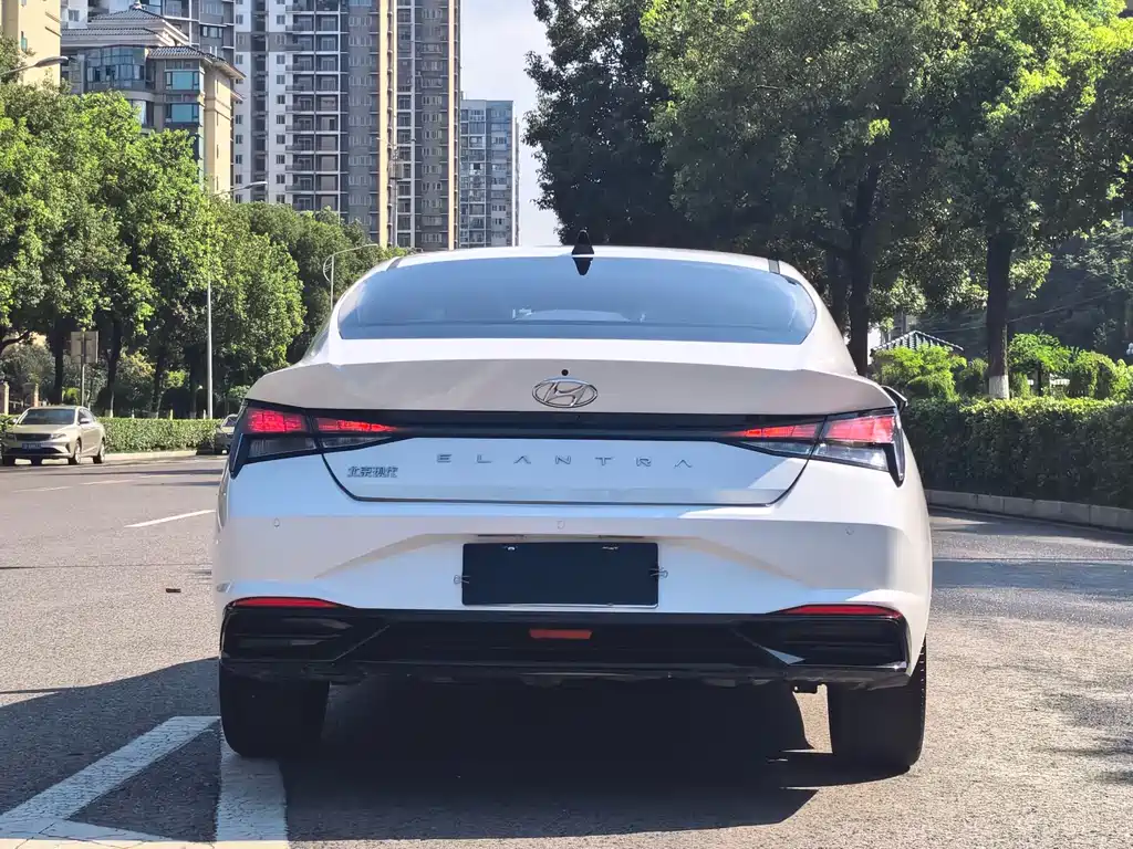 Hyundai Elantra 2023 — фото 16