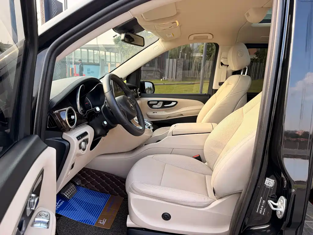 Mercedes-Benz V-Class 2019 — фото 16
