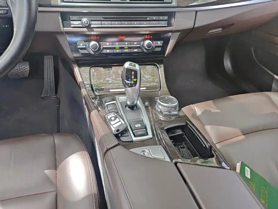 BMW 5 Series 2018 — фото 16