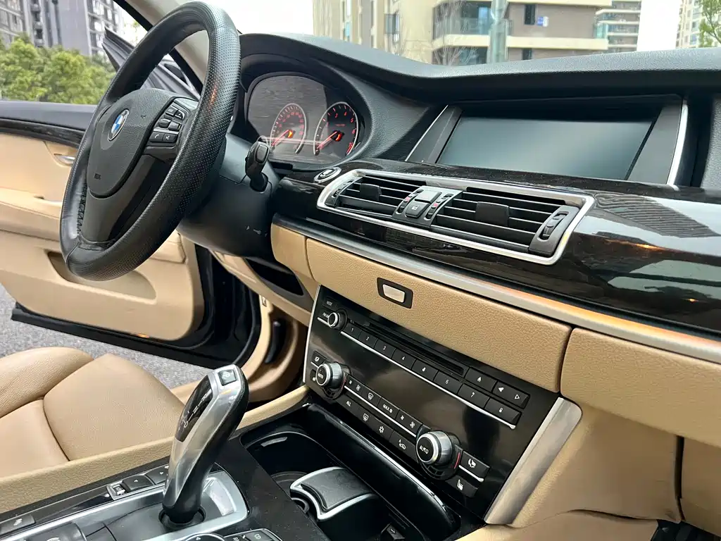 BMW 5 Series GT 2010 — фото 12