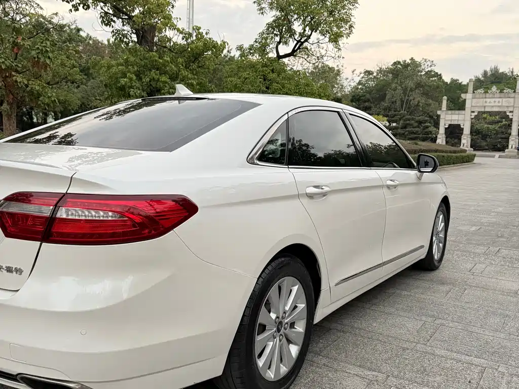 Ford Taurus 2018 — фото 20