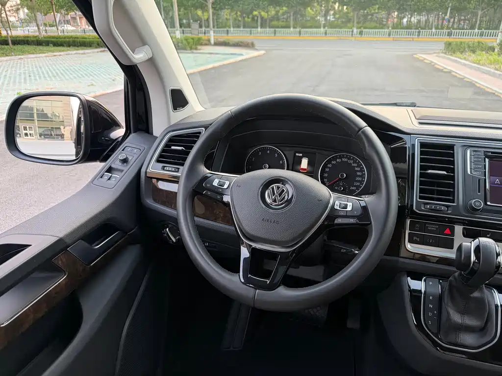 Volkswagen Multivan 2019 — фото 13