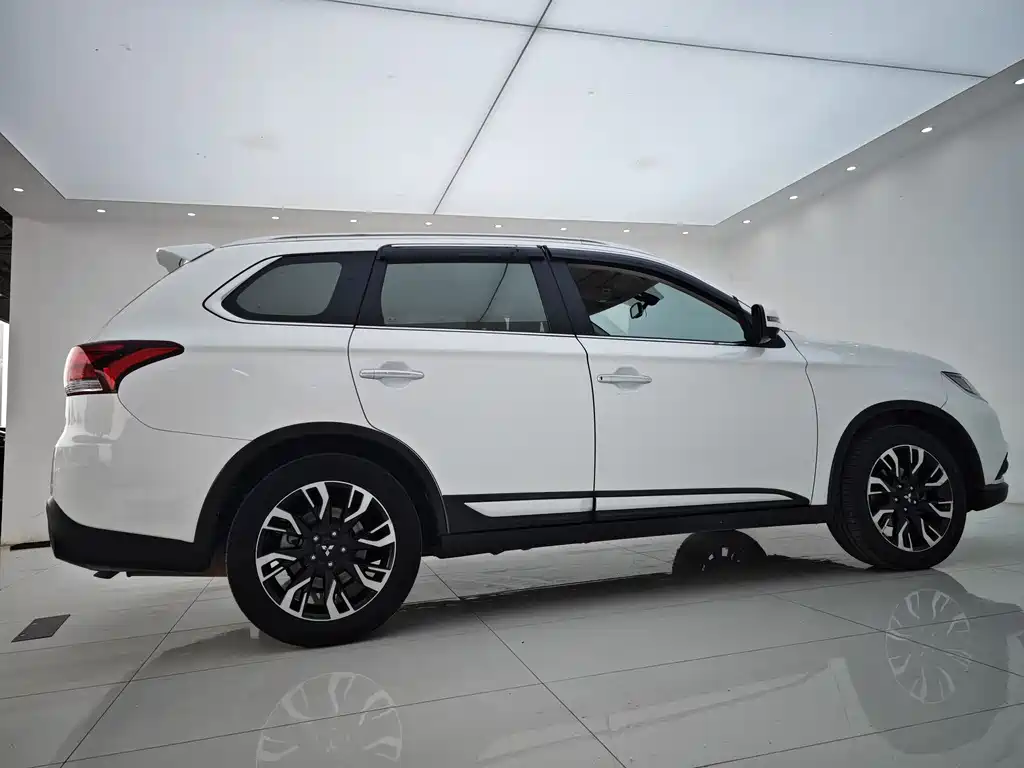 Mitsubishi Outlander 2020 — фото 16