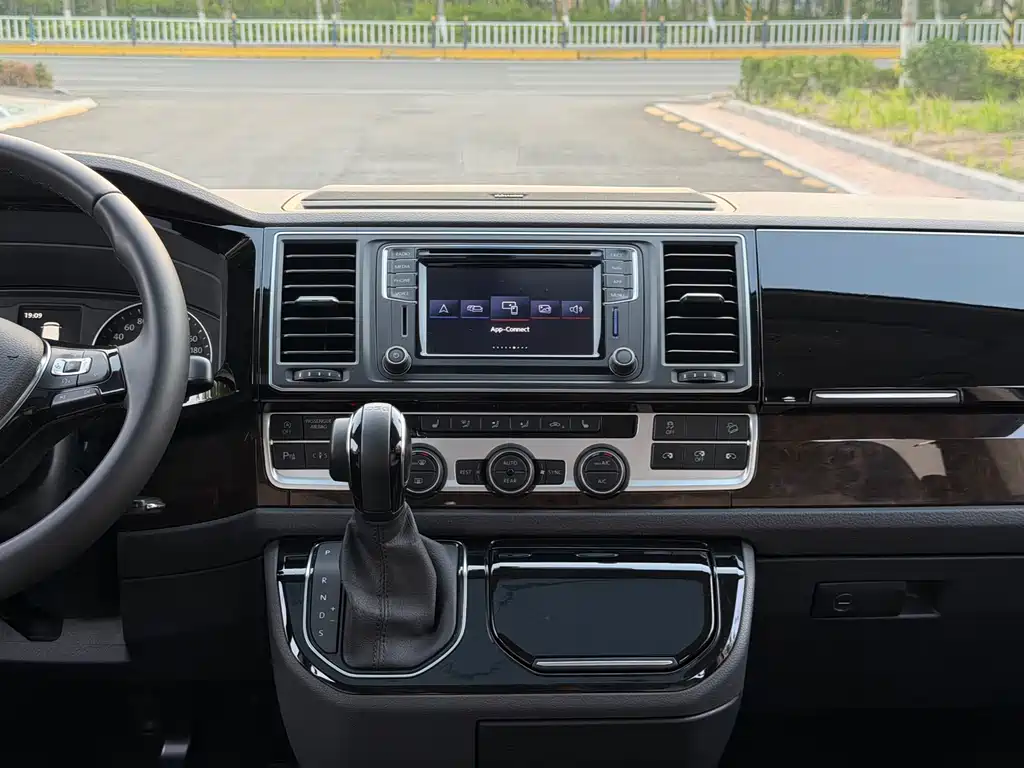 Volkswagen Multivan 2019 — фото 14