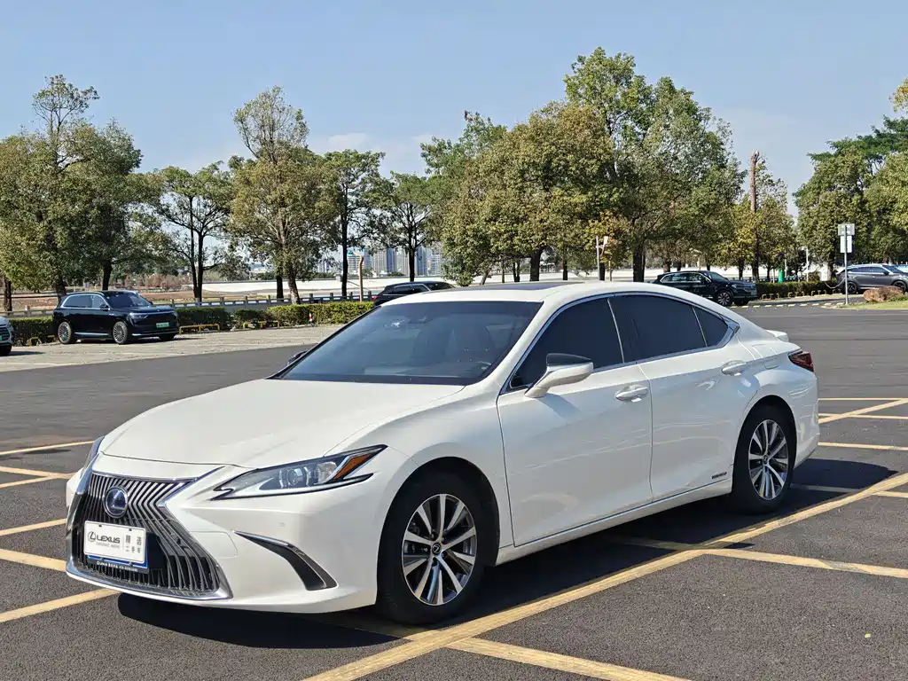 Lexus ES 2020 — фото 1