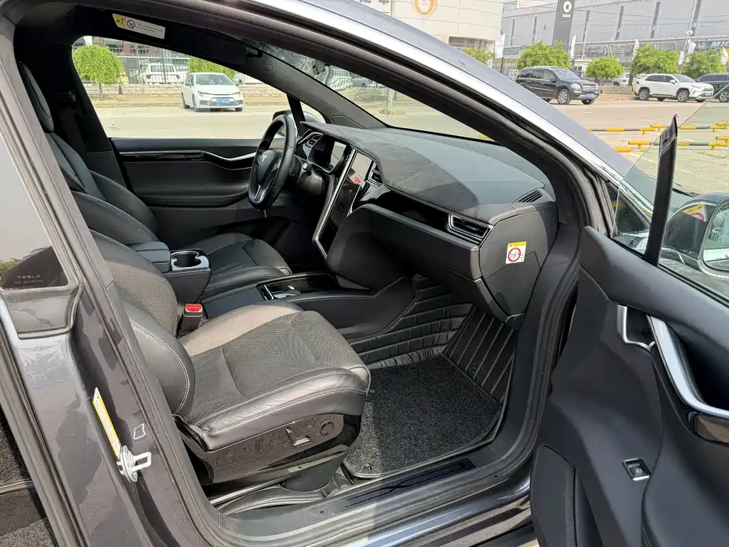 Tesla Model X 2017 — фото 13
