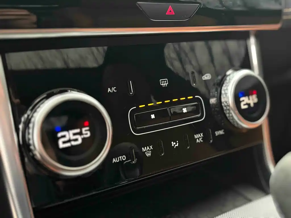 Jaguar XEL 2023 — фото 17