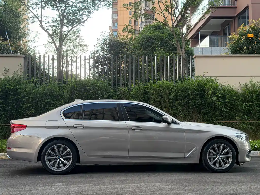 BMW 5 Series 2018 — фото 7