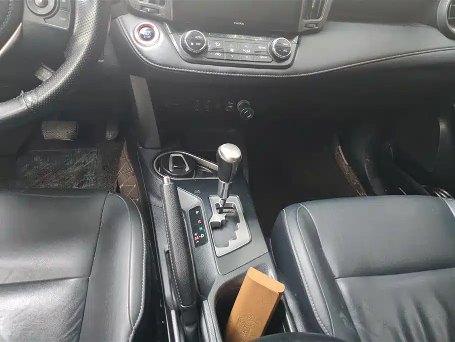 Toyota RAV4 2017 — фото 16