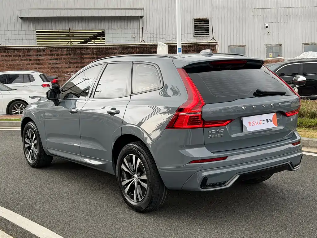 Volvo XC60 2022 — фото 12