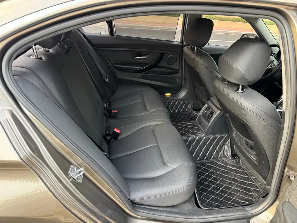 BMW 3 Series 2018 — фото 11
