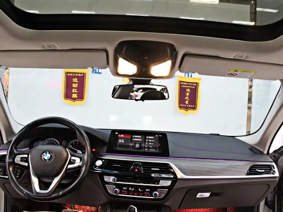 BMW 5 Series 2018 — фото 11