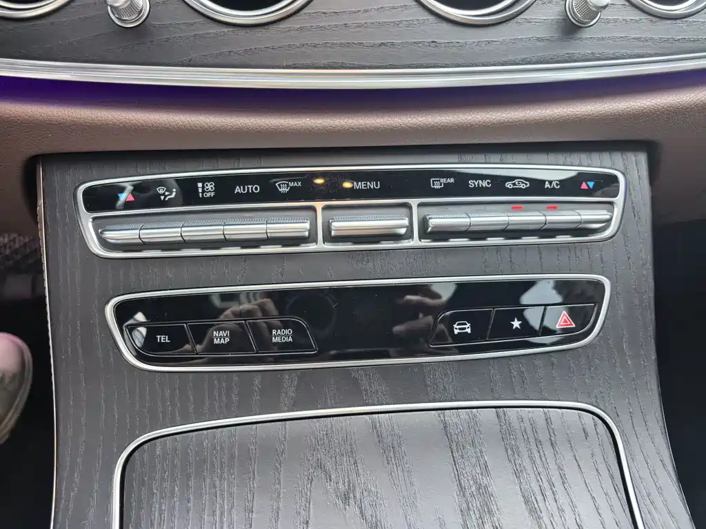 Mercedes-Benz E-Class 2021 — фото 17