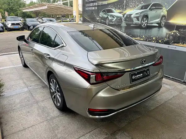 Lexus ES 2024