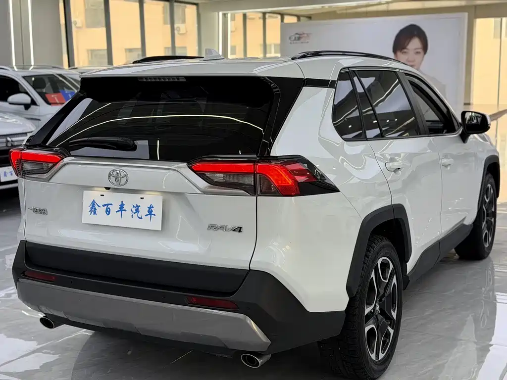 Toyota RAV4 2023 — фото 10
