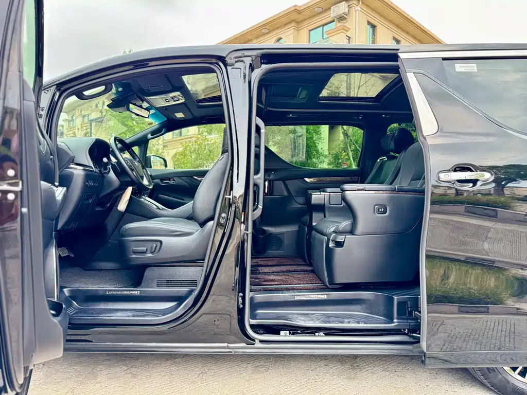 Toyota Vellfire 2023 — фото 7